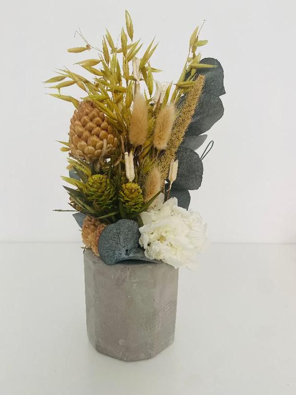 Montaje de flores secas y preservadas en cubre maceta de cemento 28x15