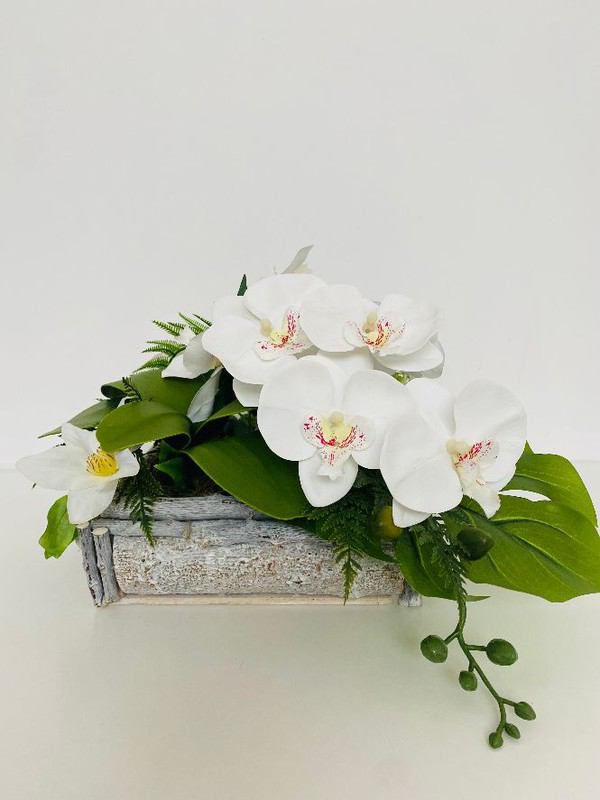 Centro de flores artificiales con orquídeas blancas 25x40cm