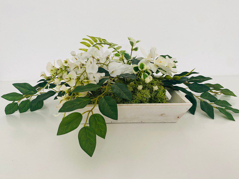 Centro de flores artificiales en bandeja madera blanca 12x39xm