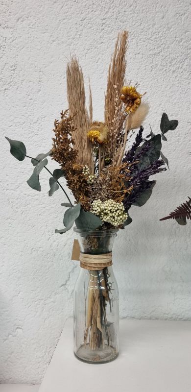 Botella de cristal con flor seca y preservada, eucalipto y pampas entr