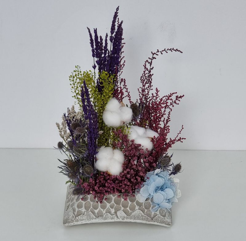 Montaje de flores secas y preservadas en maceta cemento rectangular 33