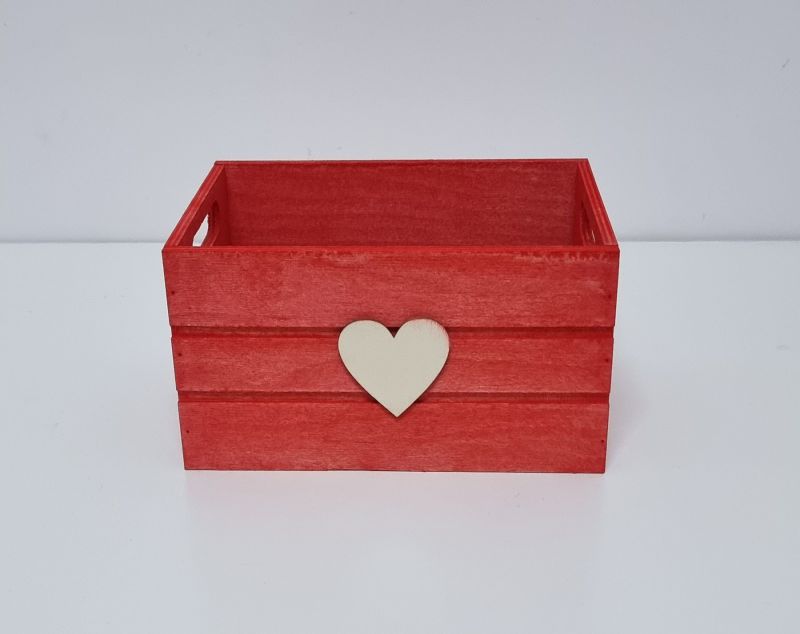 Caja roja 21x15x11cm con corazon blanco