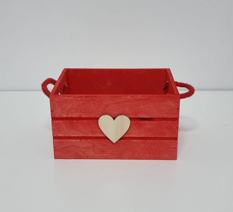 Caja de madera color roja con asa de cuerda 21x15x11cm con corazon bla
