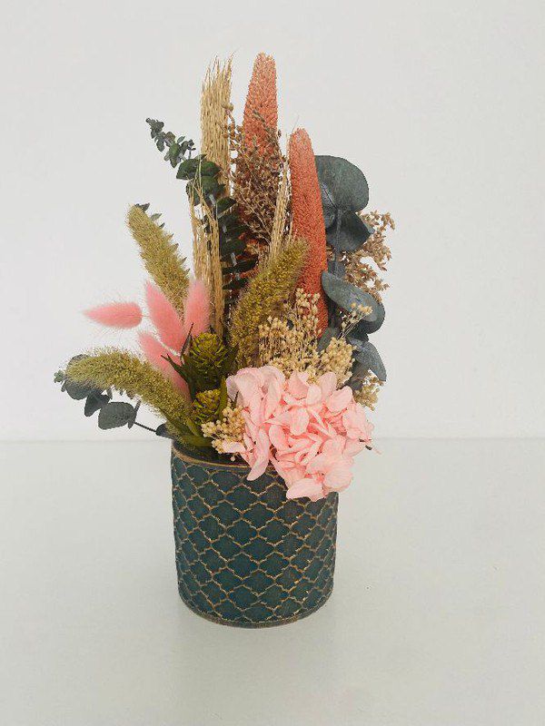 Montaje de flores secas y preservadas en maceta de cerámica geométri