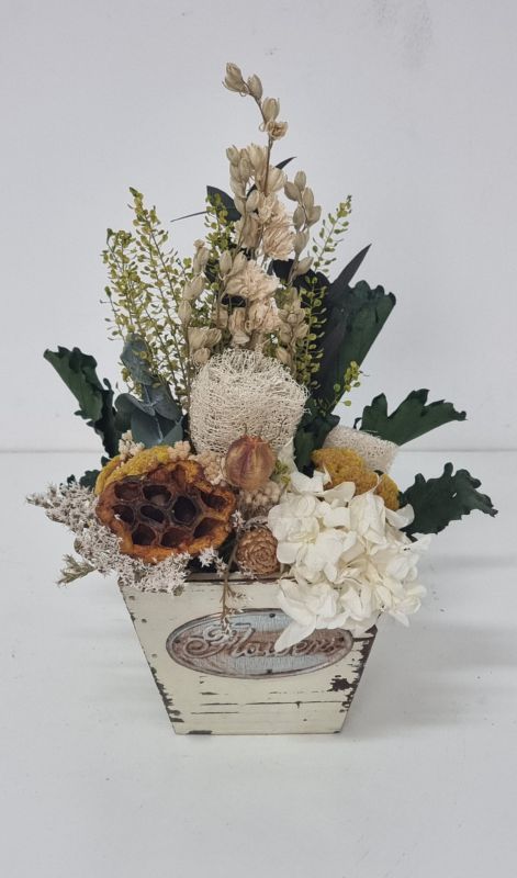 Centro de flores secas y preservadas con macetero vintage con logo flo